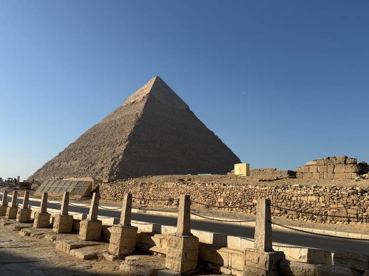 La Gran Pirámide de Giza en un entorno desértico abierto.