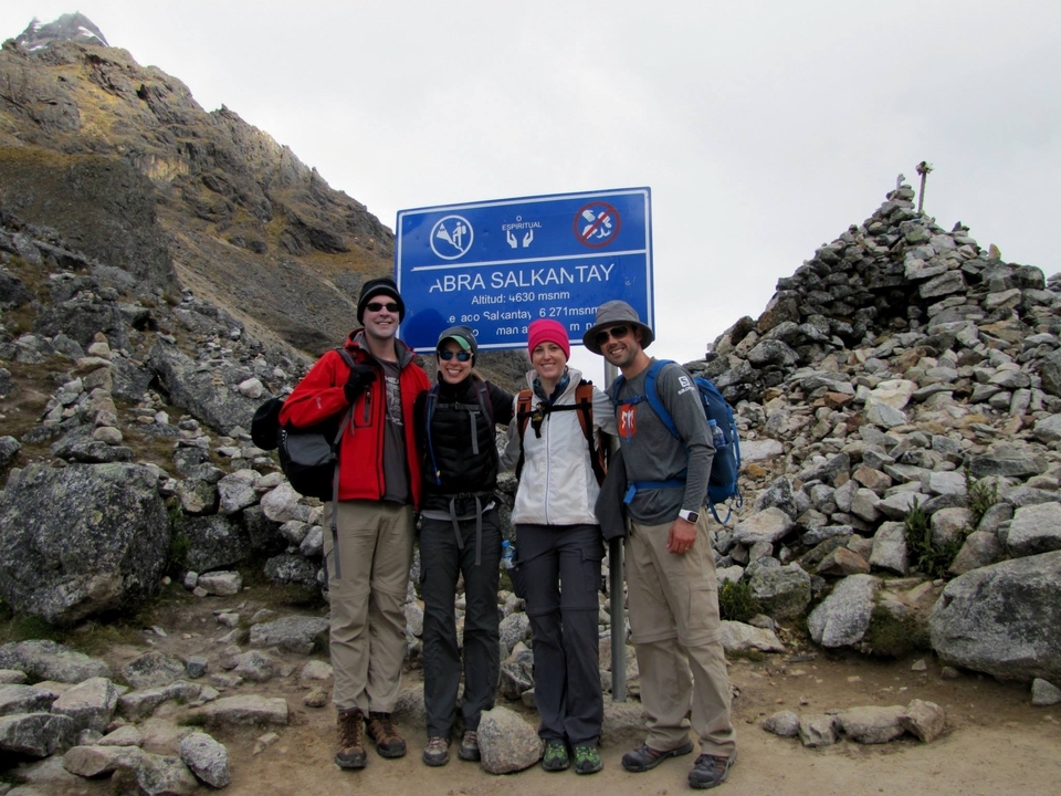 Groupe de randonneurs au panneau Abra Salkantay.