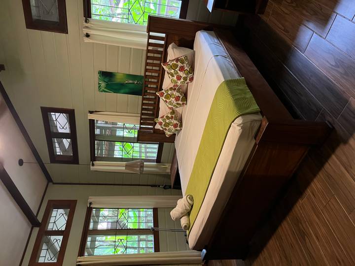 Chambre douillette avec mobilier en bois et touches de vert.