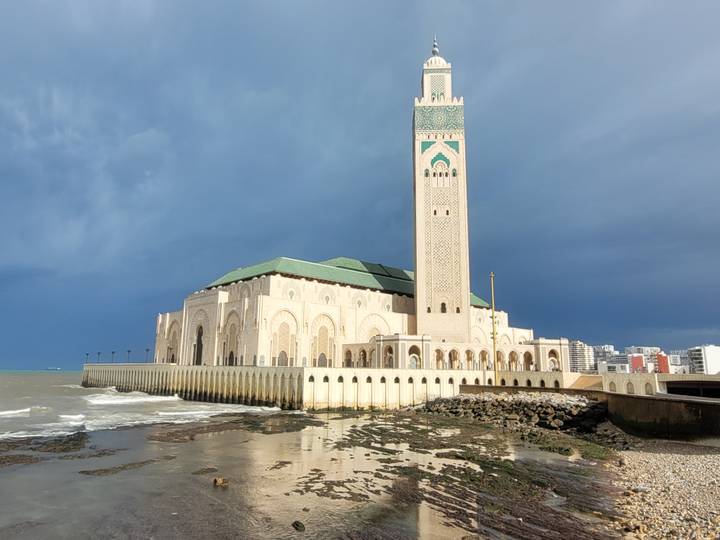 Mosquée Hassan II à Casablanca avec vue sur l'océan.