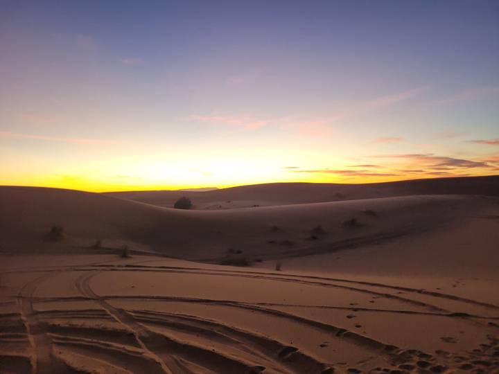 Dunes au lever ou au coucher du soleil avec une lumière douce au Maroc.