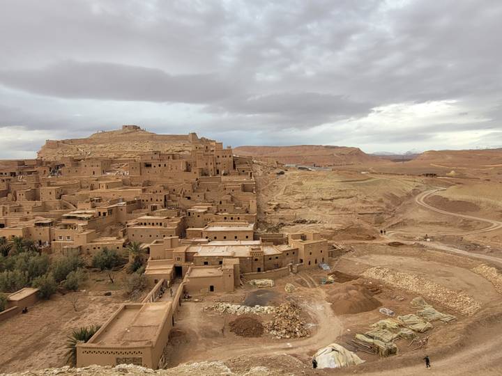 Aït-Ben-Haddou, un site du patrimoine mondial de l'UNESCO, dans le désert.