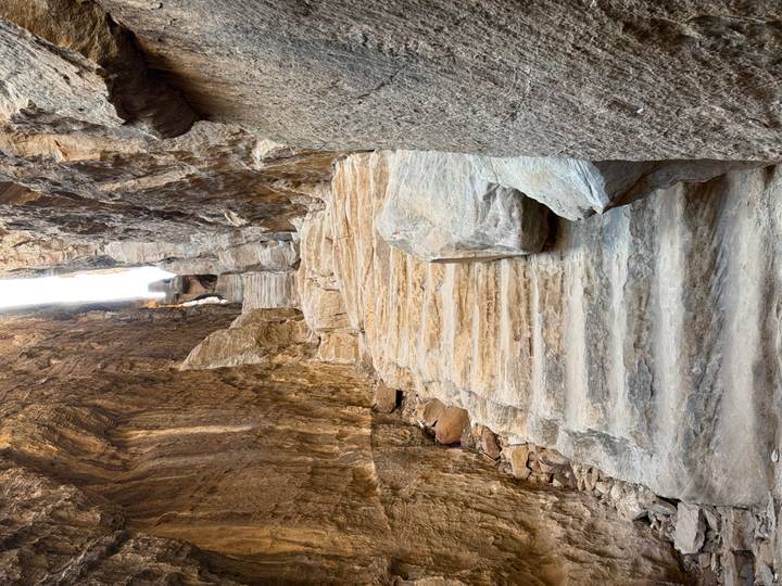 Escalier de pierre menant vers le haut à travers un canyon.