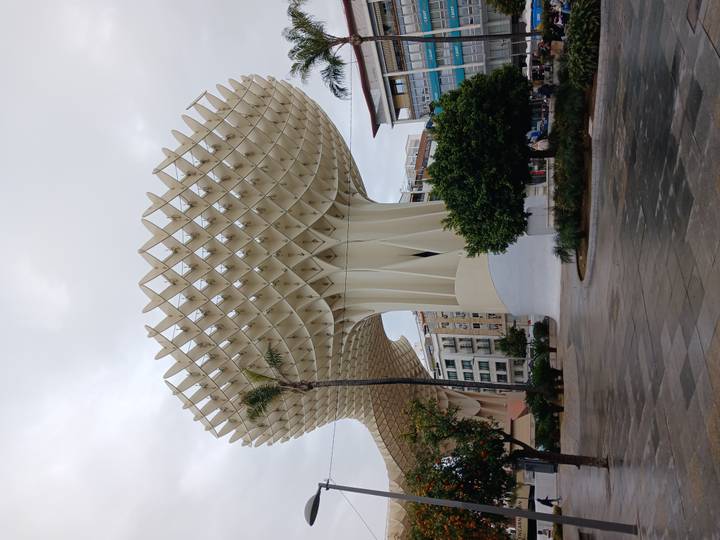 Estructura del Parasol Metropol en un entorno urbano moderno.