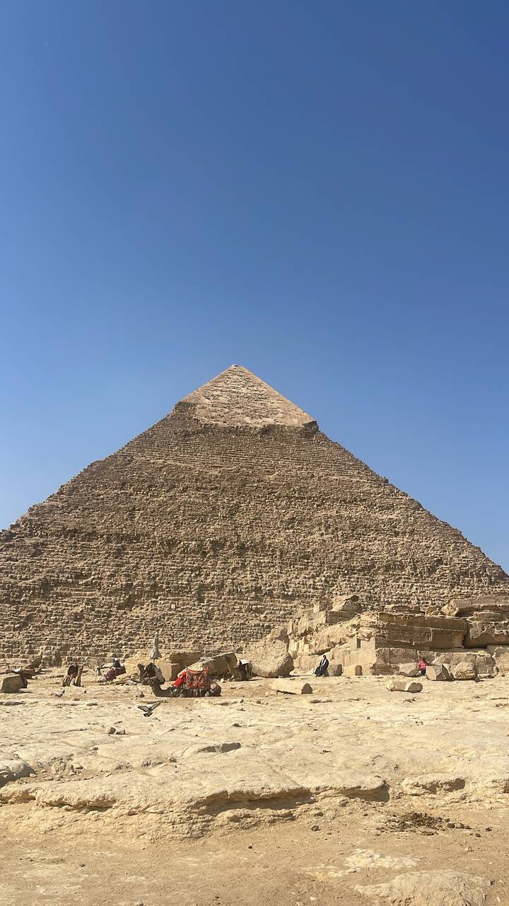Vista de una pirámide bajo un cielo azul despejado.