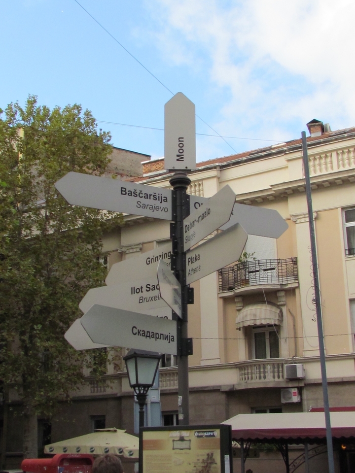 Panneau de signalisation avec plusieurs noms de villes et directions.