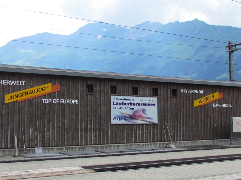 Panneau de gare sur fond de montagne.