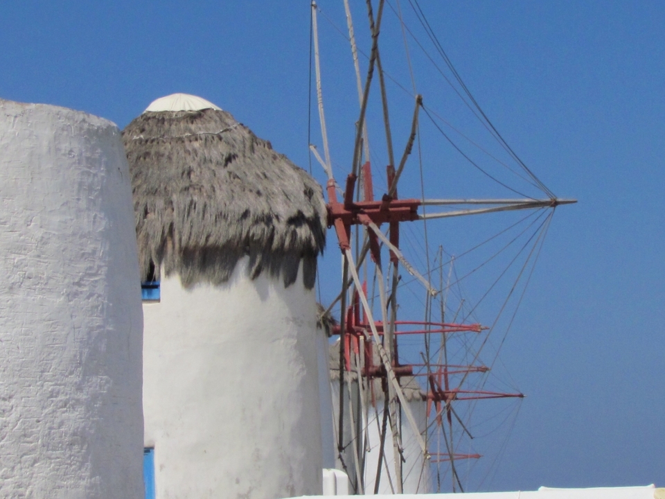 Moulins à vent traditionnels sur fond de ciel bleu clair.