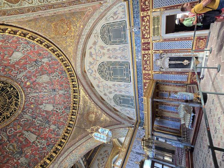 Interior intrincado de un palacio con techo ornamentado