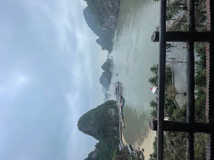 Blick auf die Halong-Bucht mit Kalkstein-Karst und stimmungsvollem Himmel.