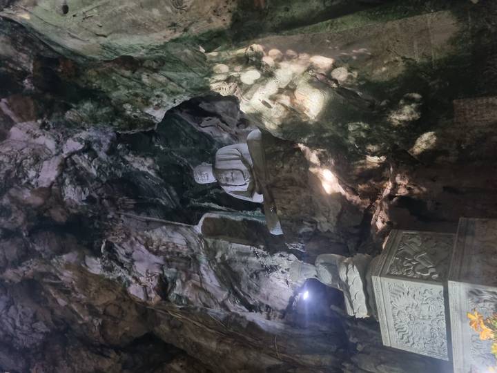 Estatuas de Buda en una cueva.