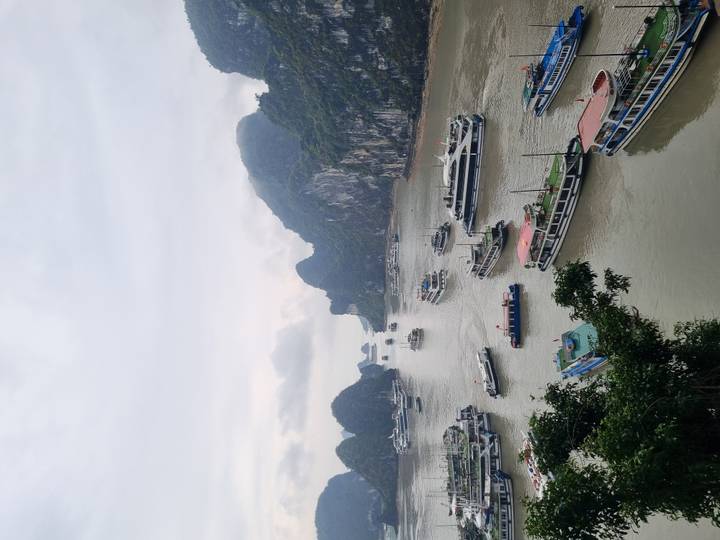 Vista panorámica de la Bahía de Halong con barcos y formaciones kársticas.