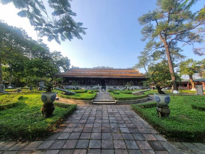 Edificio tradicional en un entorno de jardín.