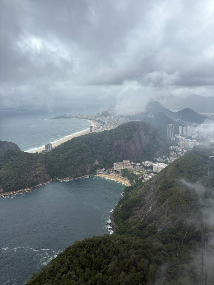 Vue aérienne d'un paysage urbain avec des plages et des immeubles de grande hauteur.