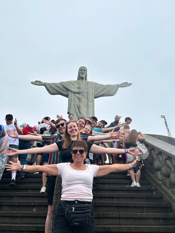 Touristes devant la statue du Christ Rédempteur.