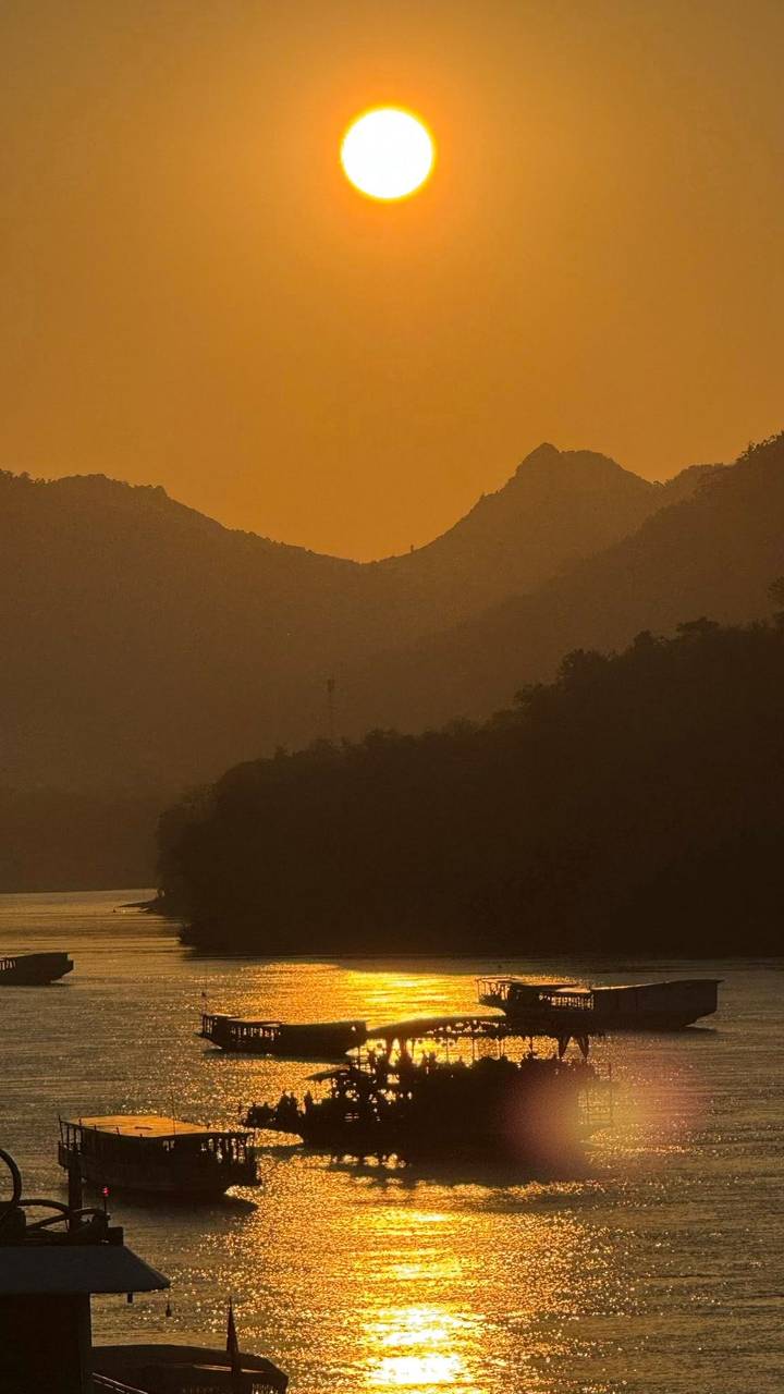 Una vista panorámica de colinas durante el atardecer.