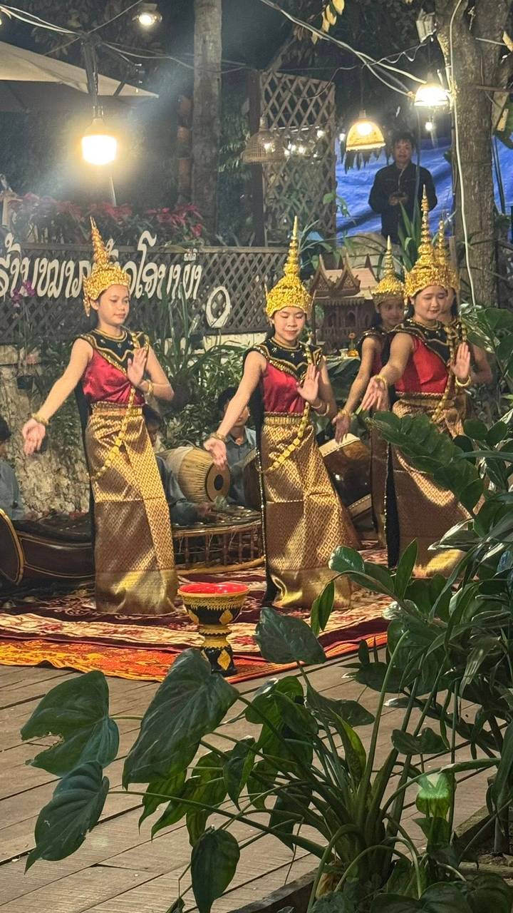Bailarines tradicionales actuando con vestimenta cultural.