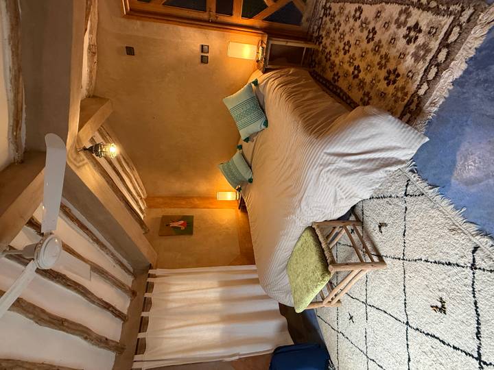 Interior acogedor de dormitorio con estilo marroquí tradicional.