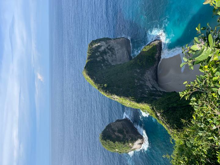 Vue aérienne d'une magnifique plage au bord d'une falaise avec une eau bleue cristalline.