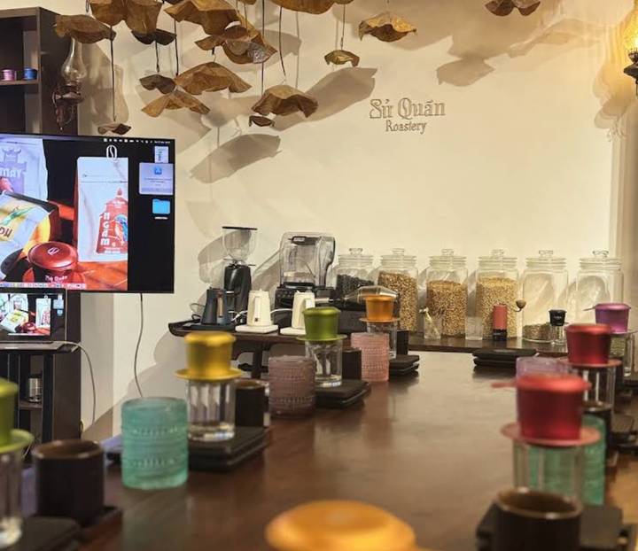 Interior de una tostadora de café con equipo y recipientes de vidrio