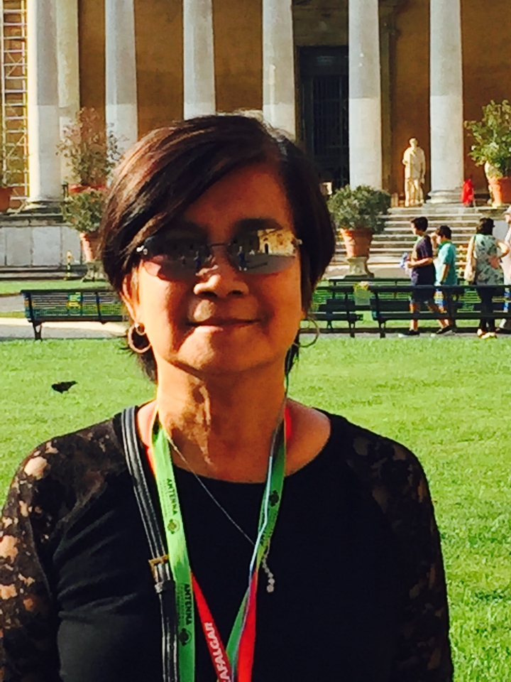 Femme avec des lunettes de soleil dans un parc.