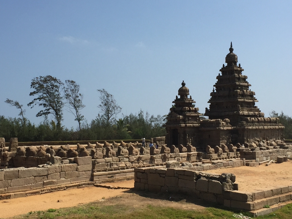 Ancien temple avec des sculptures en pierre.