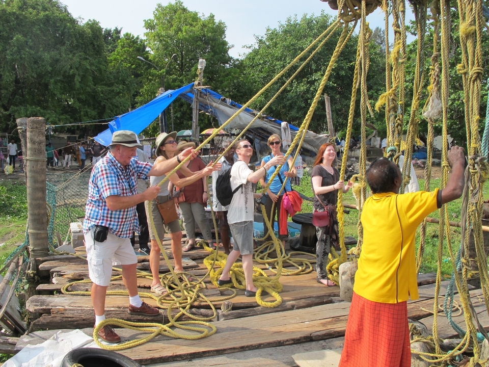 Groupe de personnes interagissant avec des cordes sur un quai.