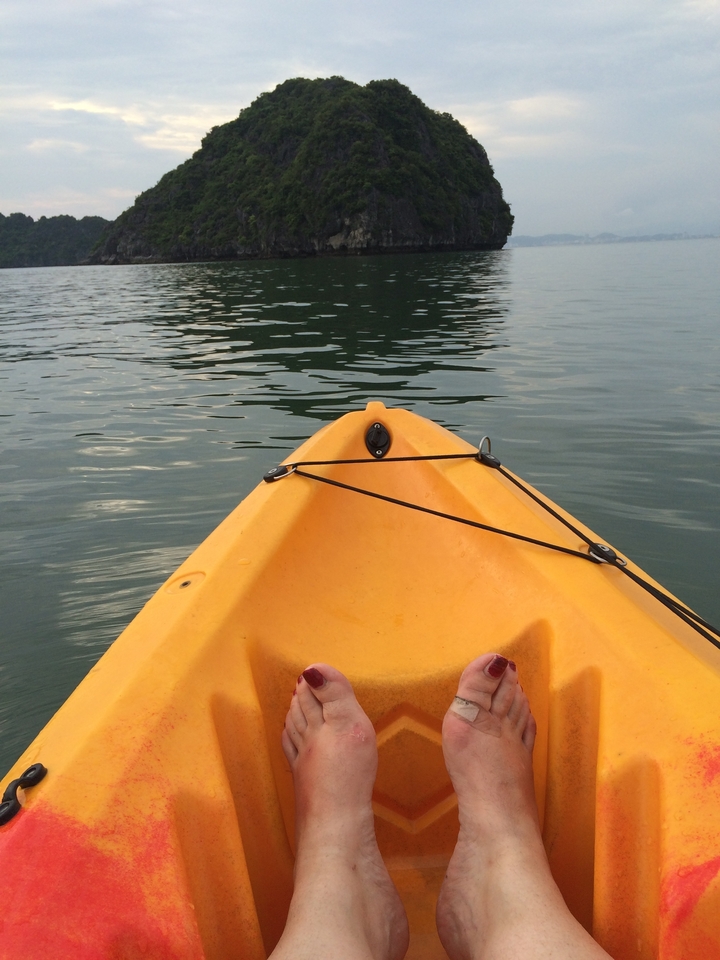 Vue de face depuis un kayak sur un plan d'eau calme.