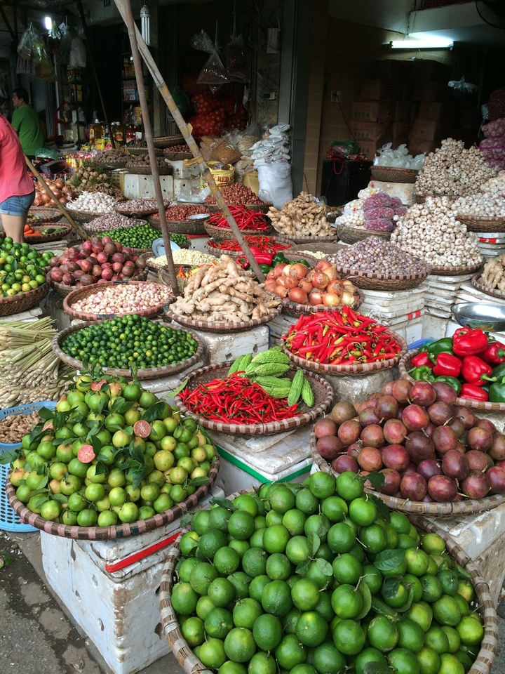 Produits colorés exposés sur un étal de marché.