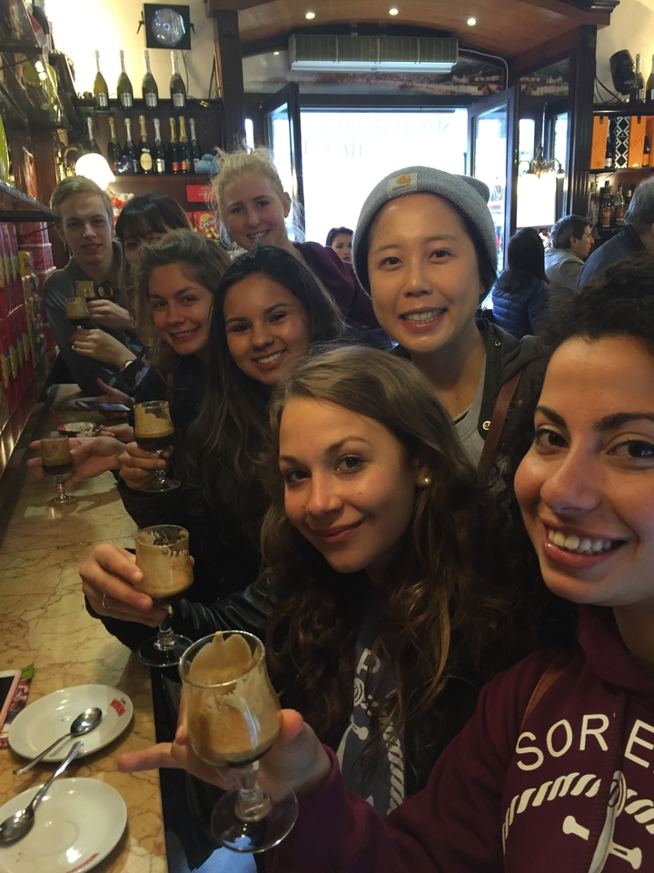 Un groupe de personnes dégustant un expresso dans un bar à café.