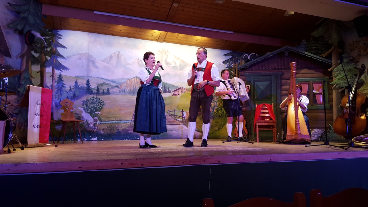 Représentation d'un spectacle traditionnel autrichien sur scène.