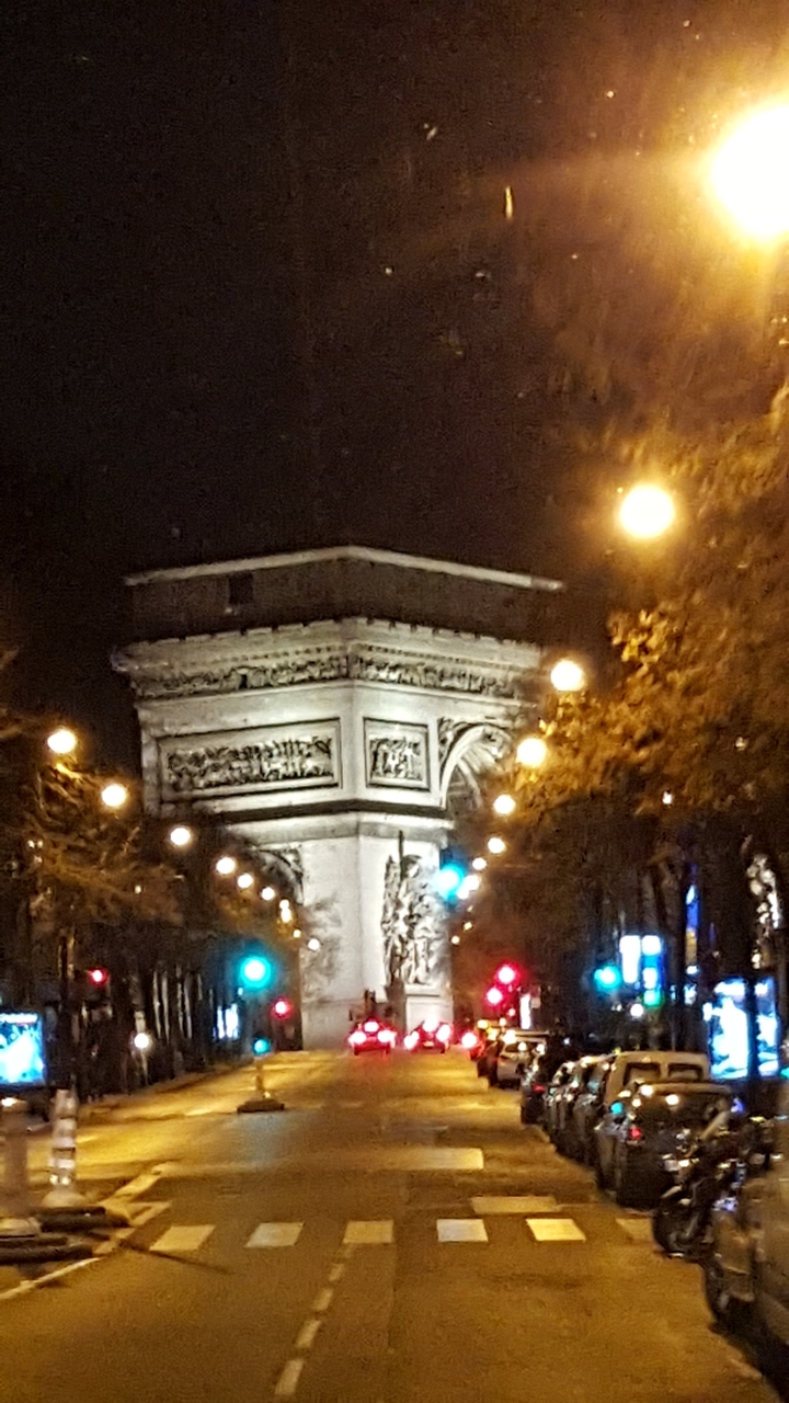 Scène nocturne floue de l'Arc de Triomphe.