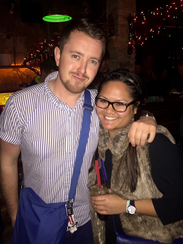 Deux personnes posant pour une photo en intérieur.