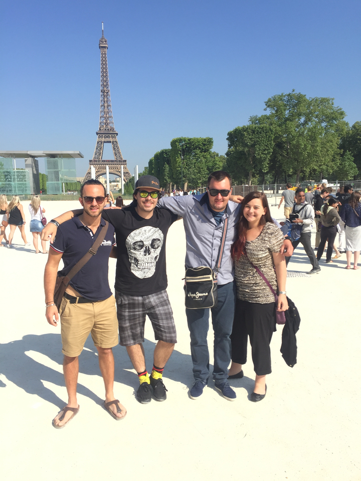 Groupe posant devant la Tour Eiffel à Paris.