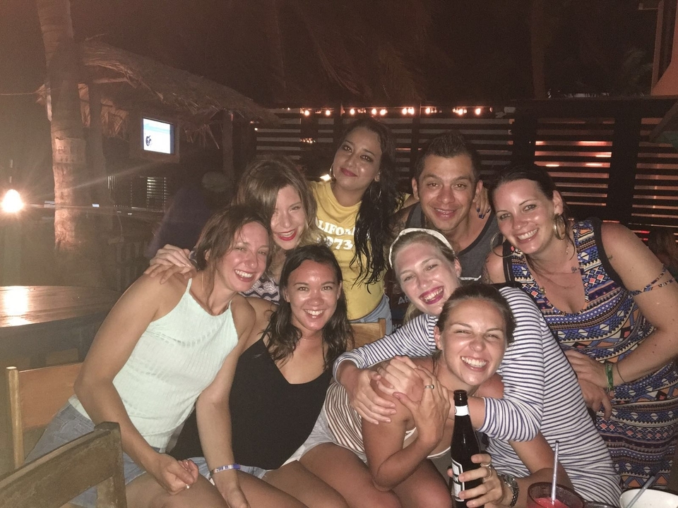 Photo de groupe dans un restaurant ou un bar avec des personnes souriantes.