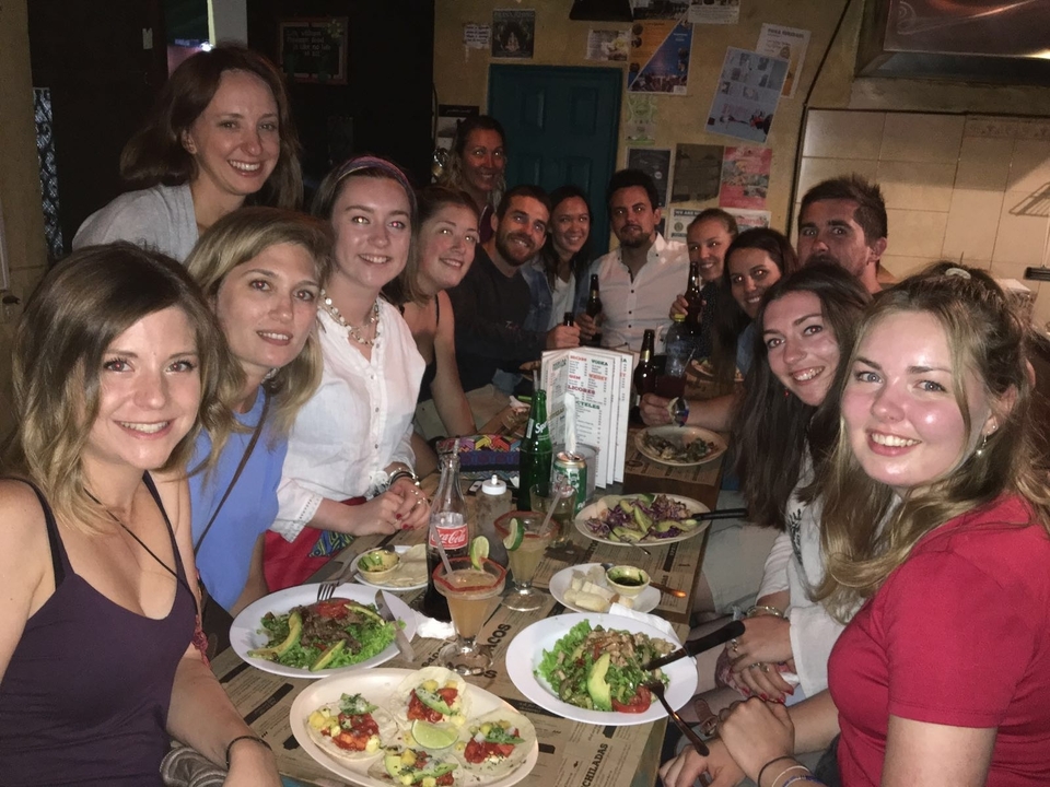 Grand groupe dînant ensemble dans un restaurant.