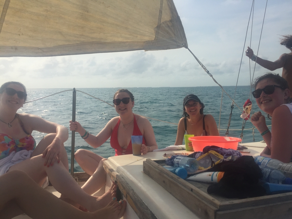 Groupe de femmes naviguant avec des boissons lors d'une journée ensoleillée.