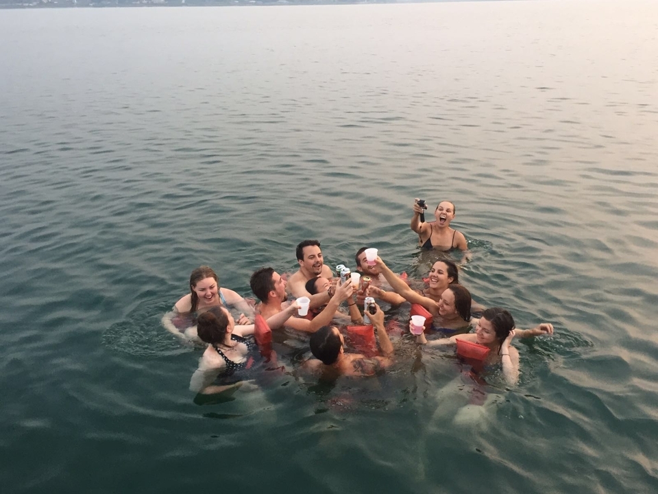 Des personnes font la fête ensemble en nageant.