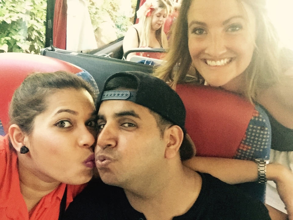 Des personnes posant pour un selfie dans un bus.