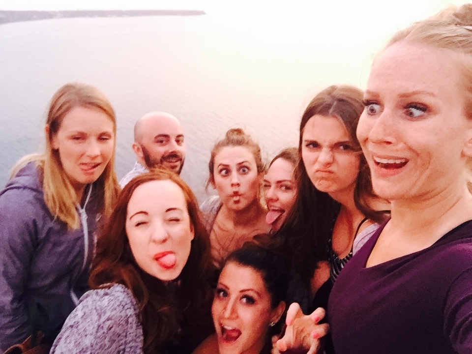 Selfie de groupe avec des personnes faisant des grimaces.