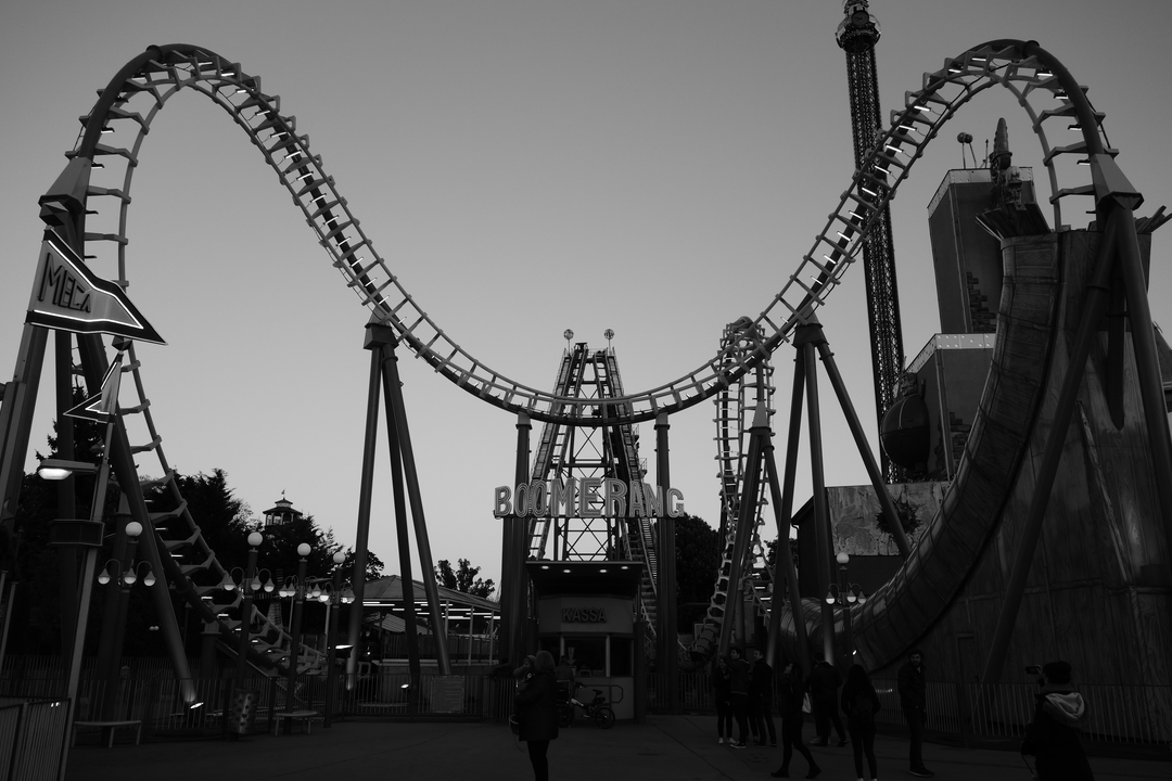 Structure de montagnes russes sous un ciel dégagé.