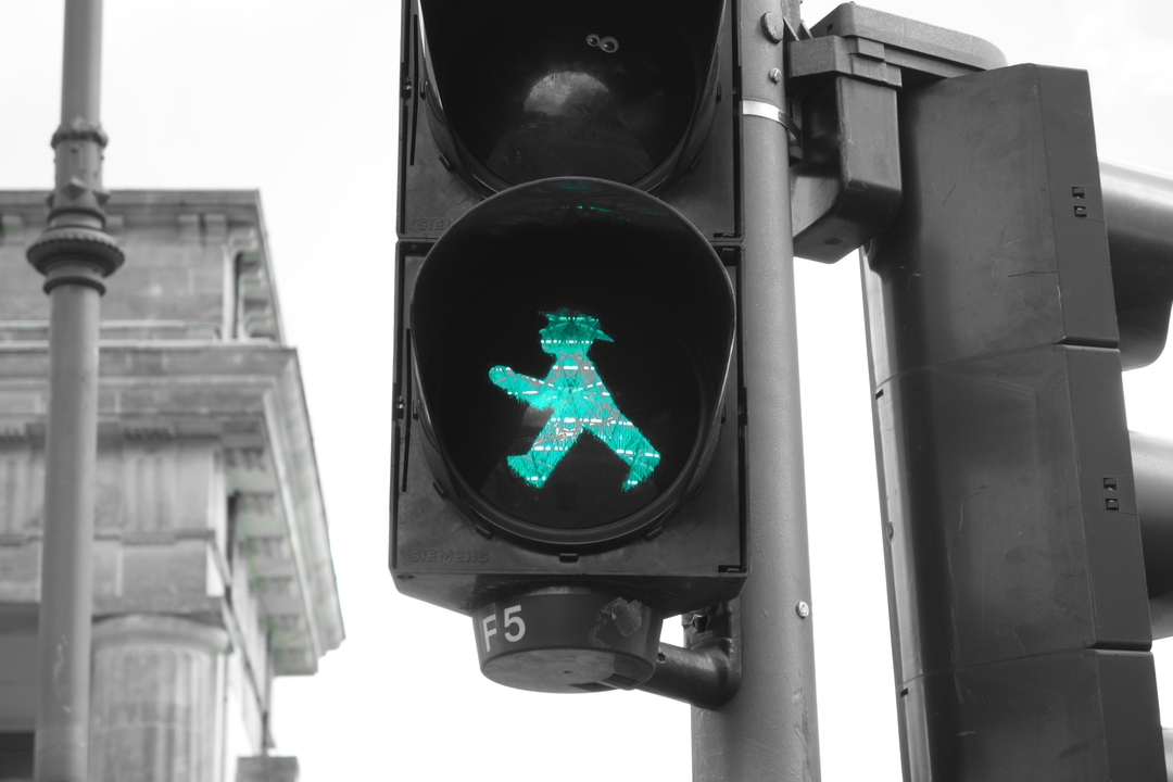 Feu vert pour piétons avec la figure emblématique d'Ampelmännchen.