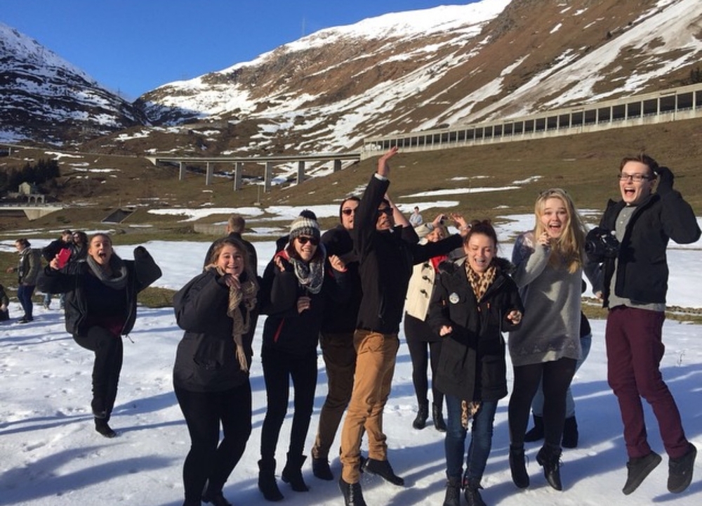 Groupe d'amis s'amusant sur une montagne enneigée.