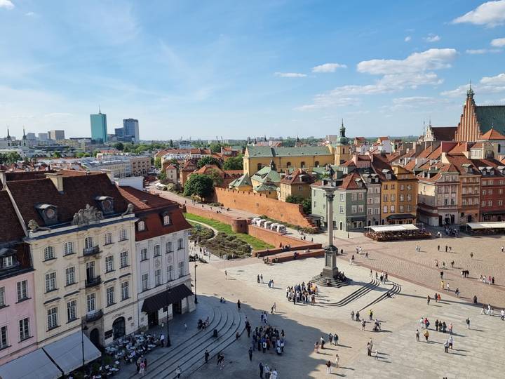 Panoramic aerial view of Warsaw Old Town with colorful facades and Sigismund’s Column.