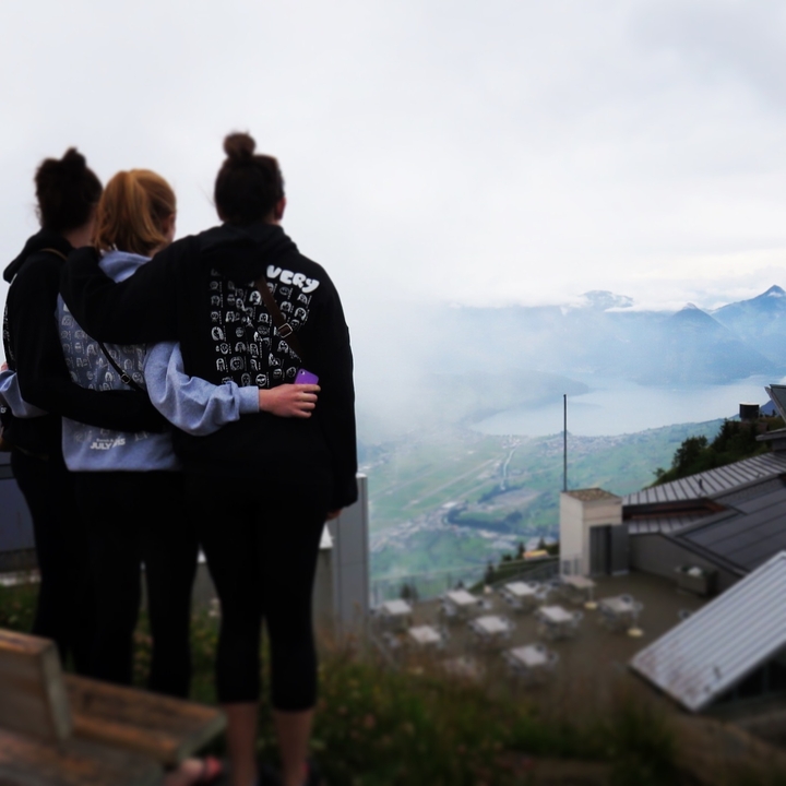 Personnes regardant une vue panoramique de la montagne et du lac.