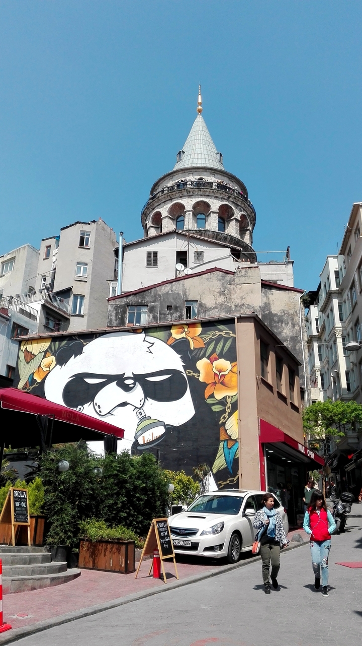 Street art sur un mur d'immeuble en milieu urbain.