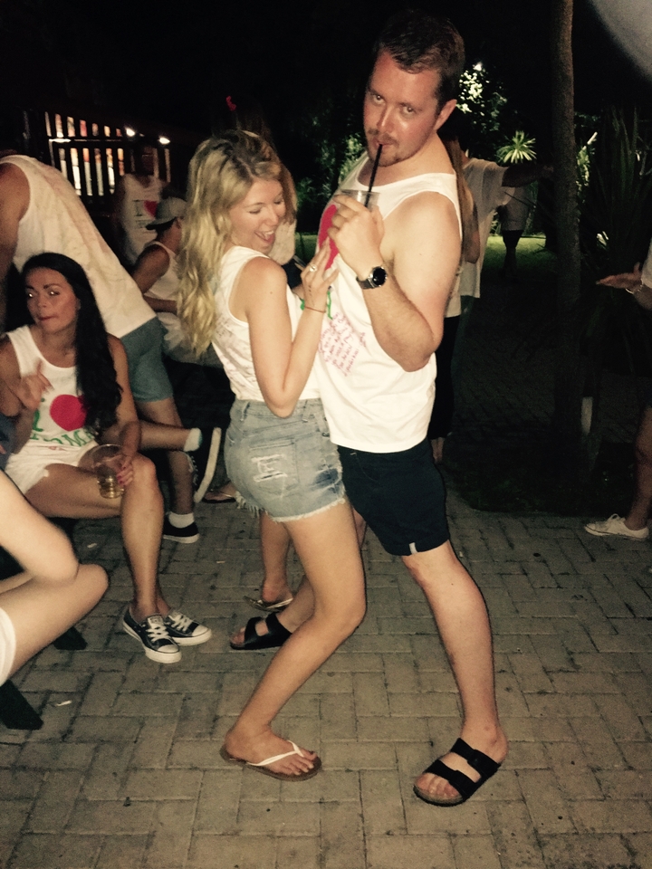 Des personnes dansent lors d'une fête dans un décor urbain.