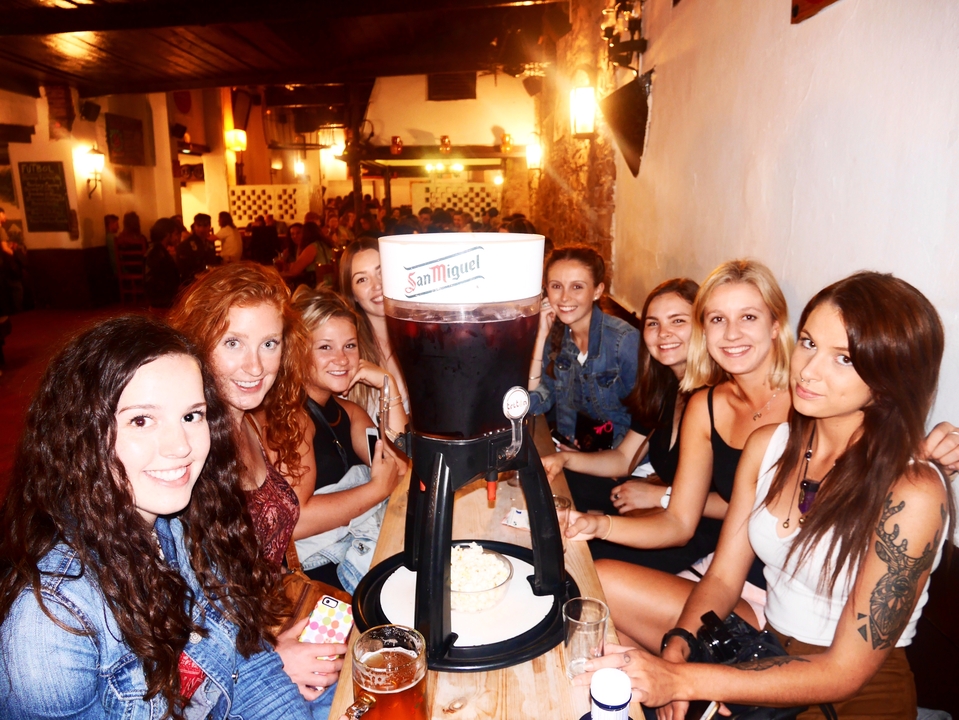 Groupe de femmes prenant un verre autour d'une table dans un restaurant.