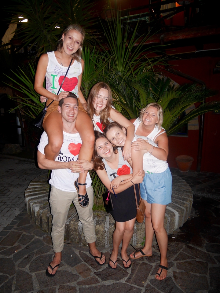 Groupe d'amis souriants portant des t-shirts "I heart Rome".