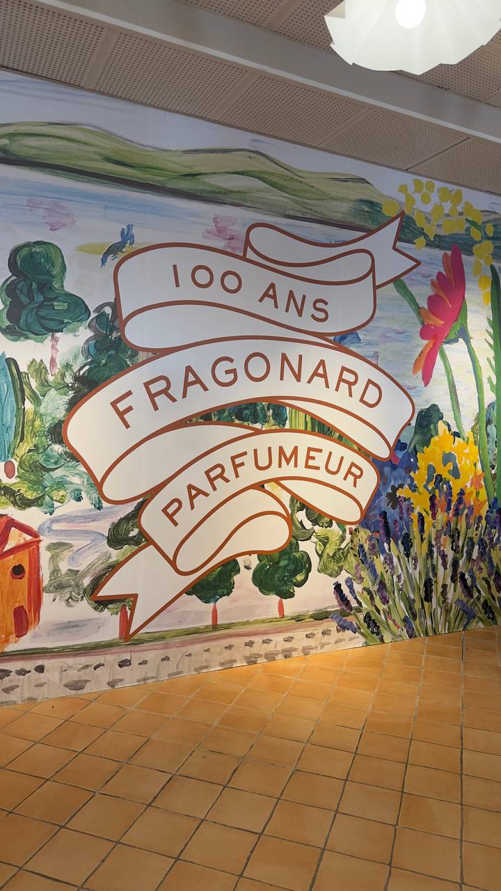 Colorful banner reading 'Fragonard Parfumeur' against a painted floral background.
